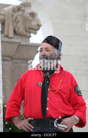 Roma, Italia. 30 apr 2014. Calcio/reportage: anniversario della battaglia di aprile 30, in difesa della repubblica romana. A Roma, nella zona del Gianicolo, nel museo della repubblica romana e la memoria di Garibaldi, si è svolta una cerimonia in memoria della battaglia per la difesa di Roma il 30 aprile 1849. Un gruppo di extra vestito come Garibladi presiede oltre la cerimonia in memoria dei caduti durante la battaglia. Credito: marco iacobucci/Alamy Live News Foto Stock