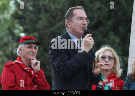 Roma, Italia. 30 apr 2014. Calcio/reportage: anniversario della battaglia di aprile 30, in difesa della repubblica romana. A Roma, nella zona del Gianicolo, nel museo della repubblica romana e la memoria di Garibaldi, si è svolta una cerimonia in memoria della battaglia per la difesa di Roma il 30 aprile 1849. Un gruppo di extra vestito come Garibladi presiede oltre la cerimonia in memoria dei caduti durante la battaglia. Credito: marco iacobucci/Alamy Live News Foto Stock