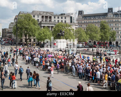 Londra, UK . 30 apr 2014. Il 30 aprile 2014 è la data in cui expat gli elettori possono votare in Sud Africa elezione generale, voto nel Regno Unito presso la South African alta Commissione, Sud Africa House, Trafalgar Square London WC2. Un buon umore la folla di elettori si sono riuniti a formare lunghe ma ordinato di code in Trafalgar Square di fronte alla Galleria Nazionale, godendo del bel tempo come essi hanno atteso pazientemente il loro turno di votazione. Credito: Graham Prentice/Alamy Live News Foto Stock