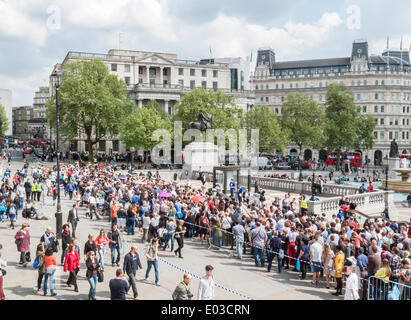 Londra, UK . 30 apr 2014. Il 30 aprile 2014 è la data in cui expat gli elettori possono votare in Sud Africa elezione generale, voto nel Regno Unito presso la South African alta Commissione, Sud Africa House, Trafalgar Square London WC2. Un buon umore la folla di elettori si sono riuniti a formare lunghe ma ordinato di code in Trafalgar Square di fronte alla Galleria Nazionale, godendo del bel tempo come essi hanno atteso pazientemente il loro turno di votazione. Credito: Graham Prentice/Alamy Live News Foto Stock