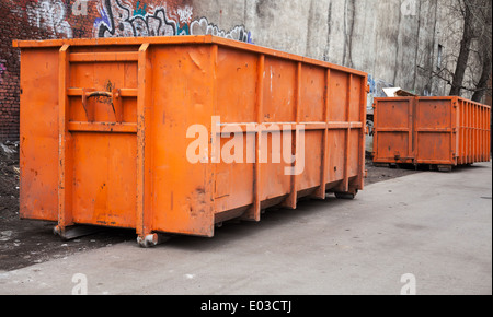 Grande arancio metallo contenitori di rifiuti in città Foto Stock