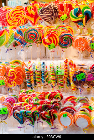 Colorfull lecca-lecca spirale, caramelle, dolci per i bambini. Foto Stock