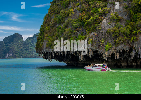 Isola di roccia dalla Baia di Phang Nga,Ao Phang Nga National Park, Thailandia Foto Stock