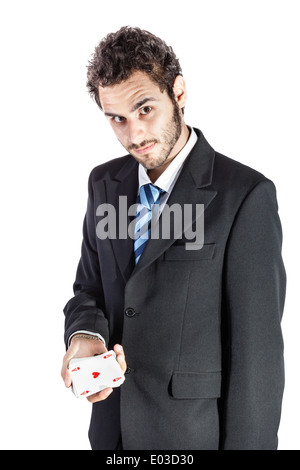 Un elegante giovane imprenditore che mostra un asso di cuori in mano Foto Stock