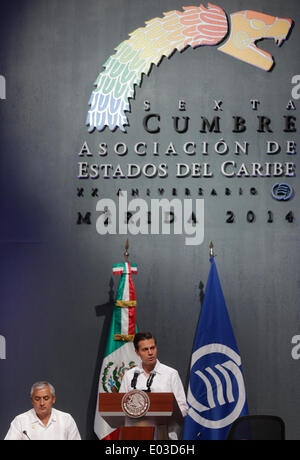 Merida, Messico. 30 apr 2014. Il presidente del Messico Enrique Peña Nieto (R) eroga un discorso durante la cerimonia di apertura della sesta associazione degli Stati dei Caraibi Vertice di Merida, Yucatan, Messico, il 30 aprile 2014. © Rong Hao/Xinhua/Alamy Live News Foto Stock