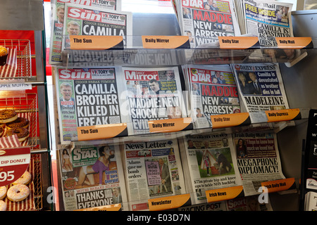 Quotidiani in vendita in una stazione di riempimento convenience store in Irlanda del Nord Foto Stock