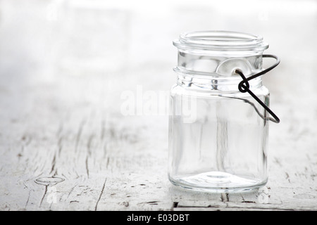 Vuoto Mason Jar sul vintage in legno bianco Foto Stock