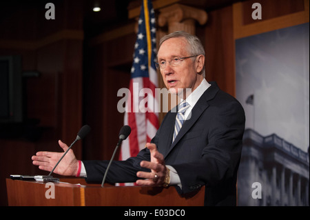 Il leader della maggioranza del senatore Harry Reid discute i risultati delle elezioni di Novembre 7, 2011 a Washington, DC. Foto Stock