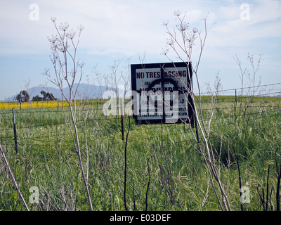 Graffiti del simbolo utilizzato da Zodiac Killer il segno lungo il lago di Herman Road in Benicia, California Foto Stock