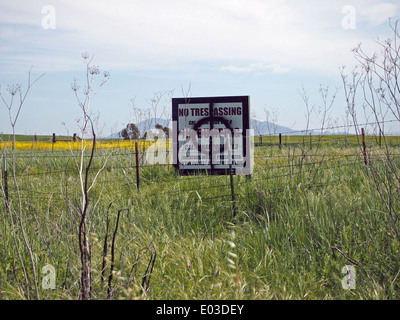 Graffiti del simbolo utilizzato da Zodiac Killer il segno lungo il lago di Herman Road in Benicia, California Foto Stock