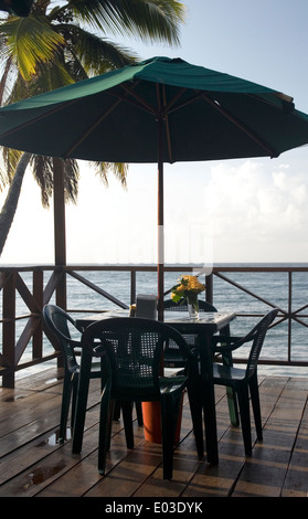 Ristorante patio bar sul mare dei Caraibi resort Big Corn Island Nicaragua america centrale Foto Stock