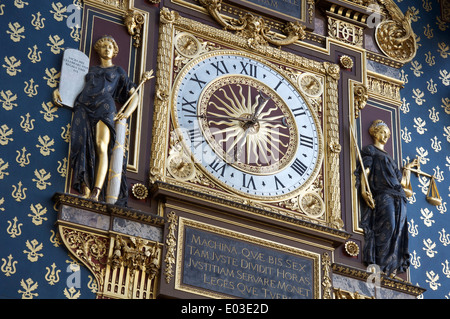 La splendida e storica del XIV secolo "L'Horloge" sull'Ile de la Cité, è stato il primo orologio pubblico a Parigi. Recentemente restaurato nel 2012. La Francia. Foto Stock