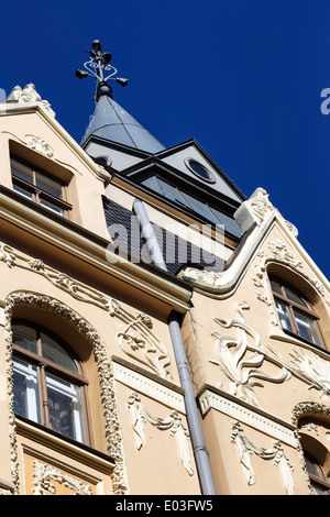 Facciata di edificio in Art Nouveau su un angolo di Alberta Iela e Antonijas Iela, Riga, Lettonia progettato da Scheel e Sefels Foto Stock