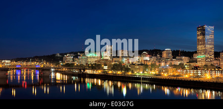 Portland Oregon Downtown skyline della città lungo il fiume Willamette Waterfront a sera ora blu Panorama Foto Stock