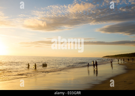Gli amanti della spiaggia apprezzeranno il caldo surf e la luce dorata del tramonto lungo la costa del Pacifico vicino a Puerto Escondido, Oaxaca, Messico. Foto Stock