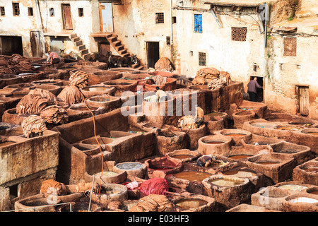 La conceria in pelle di Fez, Marocco Foto Stock