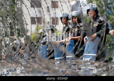 Phnom Penh Cambogia. Il 1 maggio, 2014. Fili di rasoio e barricate sono distribuiti in tutto il Parco Freedom, designato sito di protesta in Phnom Penh Cambogia, 1 maggio 2014. Centinaia di indumento cambogiano i lavoratori, i rappresentanti sindacali e il partito di opposizione attivisti ha celebrato il 128International Labour Day qui giovedì mattina nel mezzo di strette misure di sicurezza, sfidando un divieto del governo sul servizio pubblico di raccolta e di marciare. Credito: Sovannara/Xinhua/Alamy Live News Foto Stock