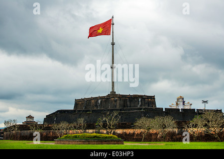 Bandiera della torre (Cot Co) nella cittadella di Hué city, Vietnam Sito Patrimonio Mondiale dell'Unesco Foto Stock