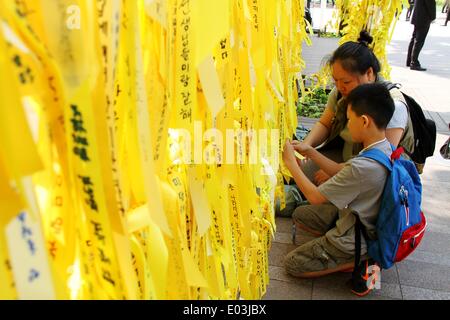 Seoul, Corea del Sud. Il 1 maggio, 2014. I cittadini di rendere omaggio alle vittime della sunken sud coreano traghetto "ewol' a un gruppo memorial altare in Seoul, Corea del Sud, il 1 maggio 2014. © Peng Qian/Xinhua/Alamy Live News Foto Stock