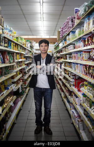 Buenos Aires, Argentina. 30 apr 2014. Daniel Zeng (Zeng Qiang) pone in un corridoio del suo supermercato a Buenos Aires, Argentina, 30 aprile 2014. Daniel è un cittadino cinese che vive in Argentina per vent'anni. Egli ha iniziato il suo primo supermercato quindici anni fa, ora ha 10 supermercati. La Festa del Lavoro è per legge un vacanza in Argentina. Opere di varie professiona e mestieri possono prendere un giorno di pausa dal lavoro di occupato. © Martin Zabala/Xinhua/Alamy Live News Foto Stock
