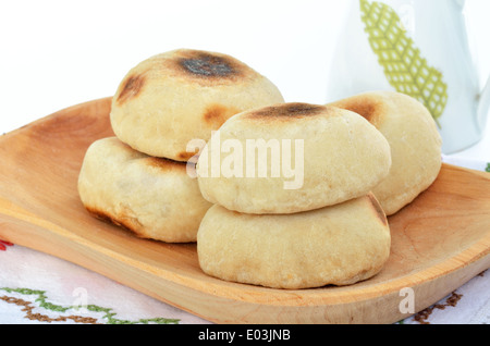 Un mucchio di pane pita su una lastra di legno Foto Stock