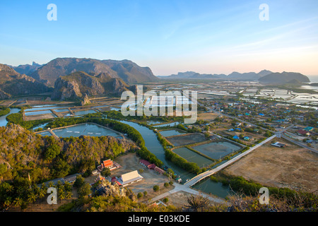 Shrimp farm e montagne calcaree in Sam Roi Yot National Park, Thailandia Foto Stock