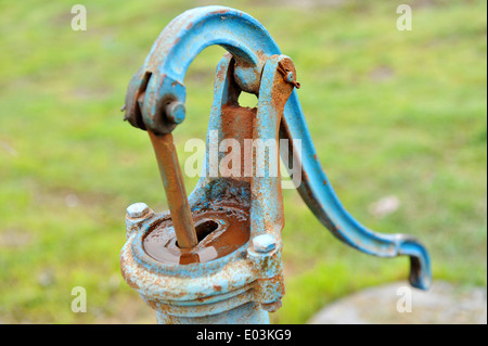 Vecchie e arrugginite manuale della pompa acqua Foto Stock