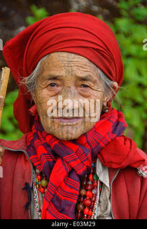 Mento di una donna anziana con tatuato faccia. Foto Stock