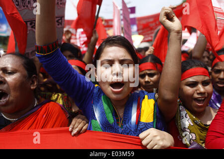 Dacca in Bangladesh. Il 1 maggio, 2014. Indumento lavoratori & altra organizzazione del lavoro in Bangladesh gridare slogan durante il giorno di maggio celebrazione.In Bangladesh, ogni anno giorno di maggio è osservata e ricordato nel nostro paese attraverso tante cerimonie, riunioni, seminari e di promesse. Le celebrazioni sono solo un promemoria per ricordare la storia dietro il giorno di maggio. Con il passare del tempo il promettente settore abbigliamento del nostro paese è emersa, realizzazione di indumenti lavoratori il punto focale del giorno di maggio discussioni. Credito: Zakir Hossain Chowdhury/NurPhoto/ZUMAPRESS.com/Alamy Live News Foto Stock