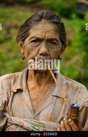 Un mento con la donna tatuata faccia. Foto Stock