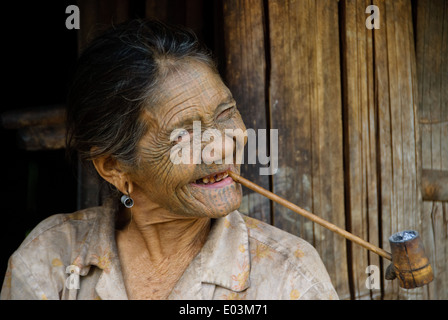 Una faccia-tatuati mento donna sorridente con il suo tubo. Foto Stock