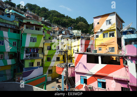 Colorati edifici dipinti di Favela Santa Marta a Rio de Janeiro in Brasile Foto Stock