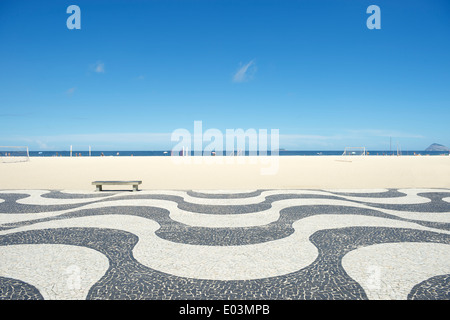 Marciapiede iconica tile pattern alla vista vuota della spiaggia di Copacabana a Rio de Janeiro in Brasile Foto Stock