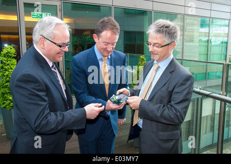 Cork, Irlanda. 01 Maggio, 2014. 1 maggio 2014 Cork in Irlanda. L a R. Jim Fritz Operations Director di UTC, Sean Sherlock Ministro irlandese per la ricerca e innovazione, Tony giorno Direttore Esecutivo IERC ispezionare un solare sensore wireless del dispositivo di rete per l'efficienza energetica negli edifici in apertura della terza conferenza annuale di IERC nella città di Cork in Irlanda. Credito: Richard Wayman/Alamy Live News Foto Stock