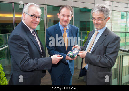 Cork, Irlanda. 01 Maggio, 2014. 1 maggio 2014 Cork in Irlanda. L a R. Jim Fritz Operations Director di UTC, Sean Sherlock Ministro irlandese per la ricerca e innovazione, Tony giorno Direttore Esecutivo IERC ispezionare un solare sensore wireless del dispositivo di rete per l'efficienza energetica negli edifici in apertura della terza conferenza annuale di IERC nella città di Cork in Irlanda. Credito: Richard Wayman/Alamy Live News Foto Stock