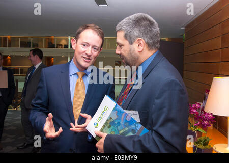 Cork, Irlanda. 01 Maggio, 2014. Sean Sherlock Ministro irlandese per la ricerca e innovazione colloqui con delega all'apertura della terza conferenza annuale di IERC nella città di Cork in Irlanda. Credito: Richard Wayman/Alamy Live News Foto Stock