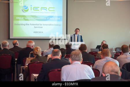 Cork, Irlanda. 01 Maggio, 2014. Sean Sherlock Ministro irlandese per la ricerca e innovazione parla ai delegati all'apertura della terza conferenza annuale di IERC nella città di Cork in Irlanda. Credito: Richard Wayman/Alamy Live News Foto Stock