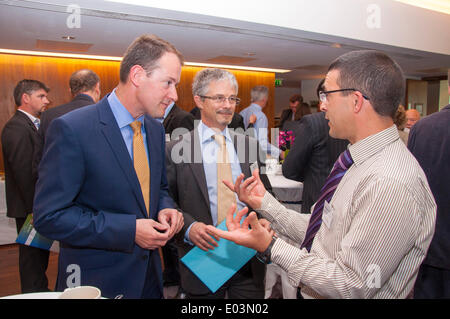 Cork, Irlanda. 01 Maggio, 2014. Sean Sherlock Ministro irlandese per la ricerca e l'innovazione (sinistra) e Tony giorno di IERC (centro) parlare con delega Brendan O'Flynn di Tyndall Istituto Nazionale di apertura della terza conferenza annuale di IERC nella città di Cork in Irlanda. Credito: Richard Wayman/Alamy Live News Foto Stock