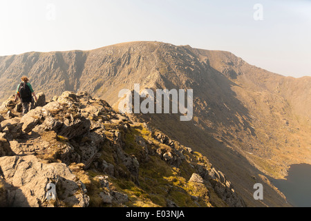 Camminare lungo il bordo di estensione, Helvellyn, Lake District Foto Stock