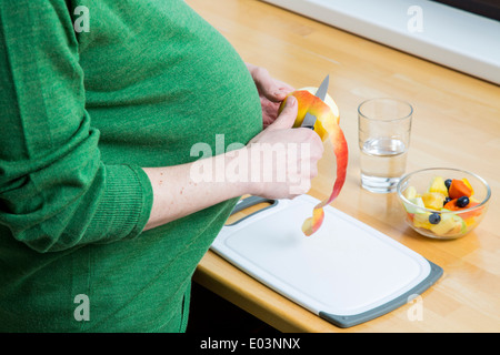 Donna incinta si prepara a cibo sano, un pasto sano. Foto Stock