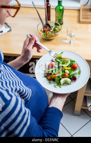 Donna incinta si prepara a cibo sano, un pasto sano. Foto Stock