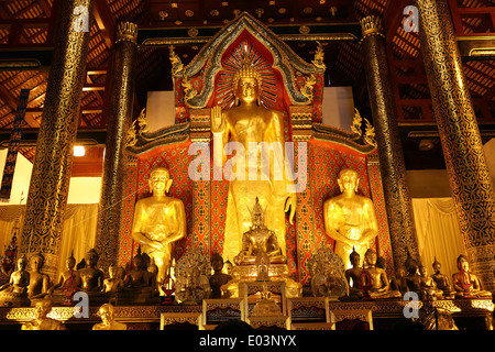 Oro statua del Buddha dentro il Wat Chedi Luang tempio in Chiang Mai Thailandia Foto Stock