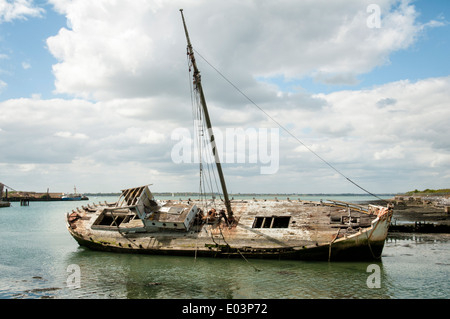 In legno antico naufragio nel porto di Portsmouth Foto Stock