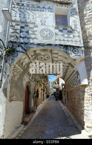 Passaggio con soffitti a volta decorati con Xysta città medievale Olympi Chios Grecia Olympi è stabilito nella sua forma attuale dal Foto Stock