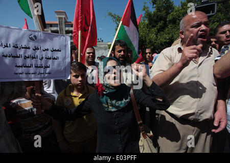 La striscia di Gaza, la Palestina. 01 Maggio, 2014. Fatiche palestinese chant slogan come altri tenere ciotole durante il mese di marzo per la Festa del lavoro nella città di Gaza, giovedì 1 maggio 2014. La legge araba, ''La fame ciotola, poveri e affamati, dove è la coscienza, ' secondo l'Ufficio delle Nazioni Unite per il Coordinamento degli Affari Umanitari, il tasso di disoccupazione nella Striscia di Gaza è uno dei più alti del mondo. Credito: ZUMA Press, Inc./Alamy Live News Foto Stock