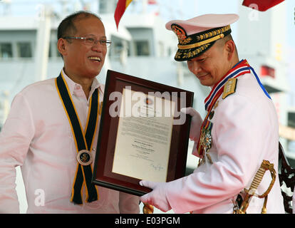 Cavite City, Filippine. 30 apr 2014. Il presidente S. Benigno Aquino III conferisce il filippino Legione di Onore con il grado di comandante uscente della marina militare filippino (PN) Capo Vice Ammiraglio Jose Luis Alano durante il cambiamento di PN del comando e il pensionamento cerimonia al cap. Salvo Pier in Sangley Point, Cavite City il mercoledì (30 aprile 2014). Il Comandante in Capo nomina Ammiraglio Gesù Millan come la trentaquattresima bandiera ufficiale in comando (FOIC) dopo il suo predecessore Alano si ritira dal servizio militare. Credito: PACIFIC PRESS/Alamy Live News Foto Stock