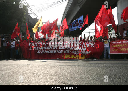 Manila, Filippine. 01 Maggio, 2014. Manifestanti sollevare i loro pugni come il loro approccio Mendiola Bridge durante il 1 Maggio Giornata del Lavoro protesta rally. Centinaia di lavoratori provenienti da diversi gruppi di militanti converged presso il ponte Mendiola a Manila all'aria i loro sentimenti contro l'Aquino dell amministrazione di presunta attuazione di "manodopera a buon mercato politica". Il governo e non il normale lavoratore filippino e cittadino. Credito: PACIFIC PRESS/Alamy Live News Foto Stock