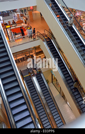 Scale mobili al Queens Center indoor shopping mall in Elmhurst, Queens, a New York Foto Stock