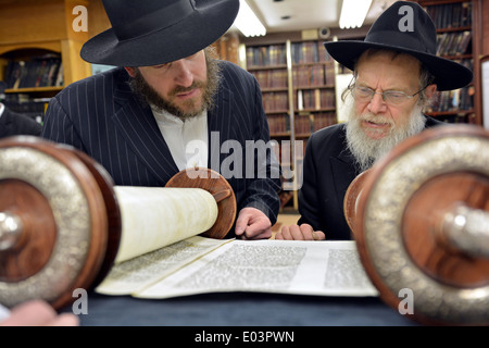 La Torah e la lettura durante la Pasqua ebraica le preghiere del mattino in una sinagoga a Brooklyn, New York Foto Stock