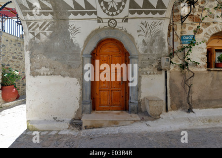 Passaggio con soffitti a volta decorati con Xysta città medievale Olympi Chios Grecia Olympi è stabilito nella sua forma attuale dal Foto Stock